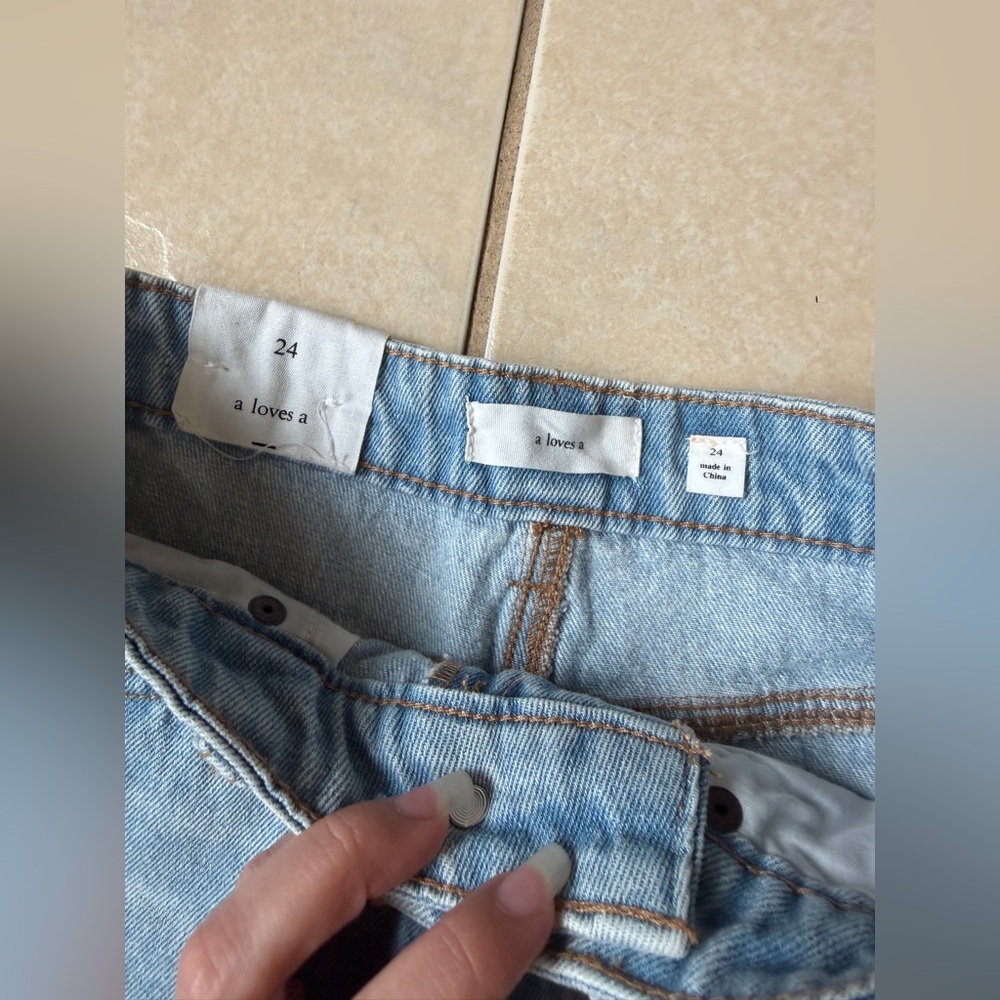 a loves a Women’s 24 Blue Frayed Cut Off Hem Distressed Denim Boyfriend Shorts - Picture 9 of 12